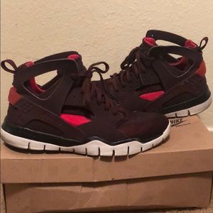 Size 10.5 Nike Huarache BBall 2012